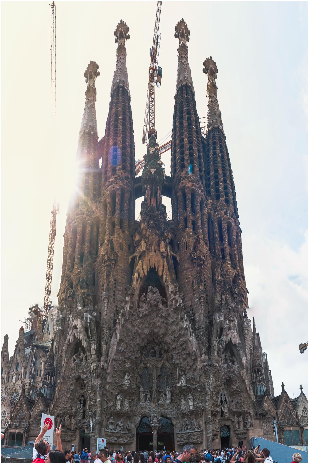 Un evento lleno de luces y alegría que iluminan todos los rincones de barcelona y que ahora podrás disfrutar, desde unas vistas privilegiadas, a bordo del barcelona christmas tour. See In 52 Sagrada Familia Barcelona